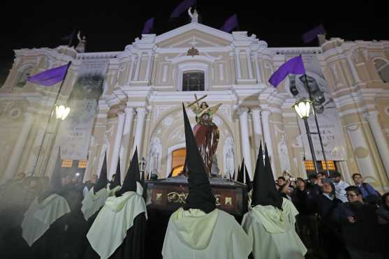 Varias personas esperan en el atrio de la iglesia de Santo Domingo. Foto Prensa Libre: Óscar Rivas