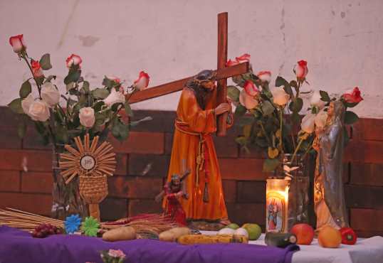 Pequeñas imágenes eran colocadas en los altares para el recorrido de la procesión penitencial. Foto Prensa Libre: Óscar Rivas