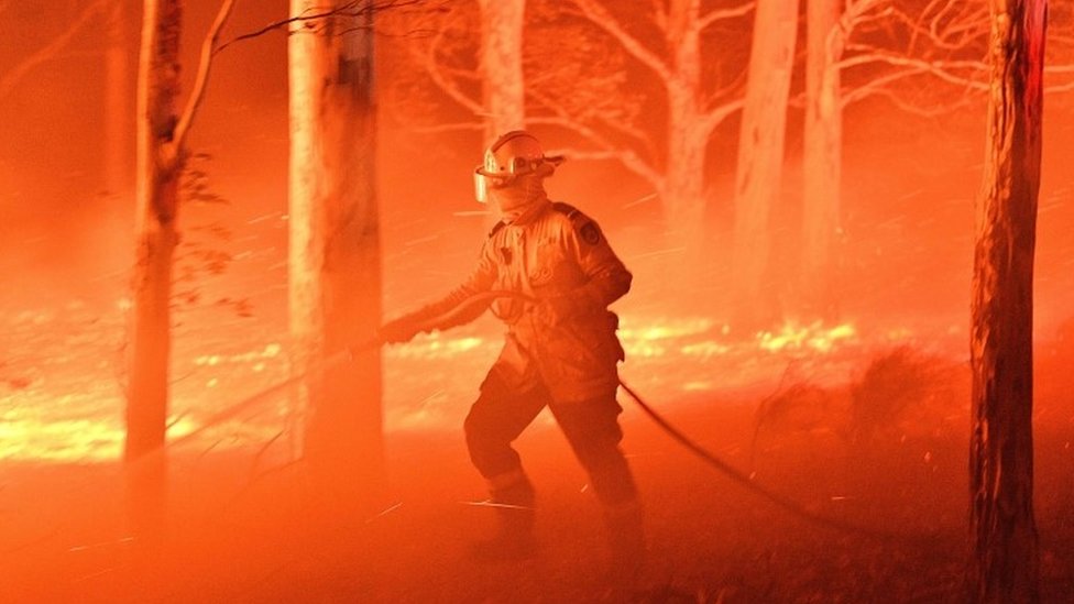 Los incendios provocaron la muerte de al menos 24 personas, más de 1.200 viviendas destruidas y millones de hectáreas arrasadas por las llamas. (Foto Prensa Libre: AFP)