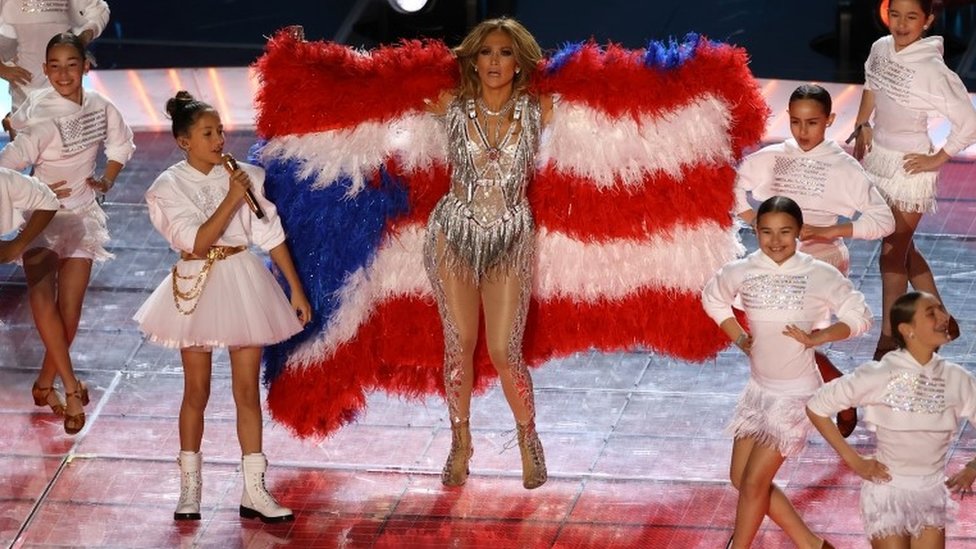 J. Lo mostró la bandera de Puerto Rico al mismo tiempo que su hija cantaba Born In The USA. (Foto Prensa Libre: All Sport/Getty Images)