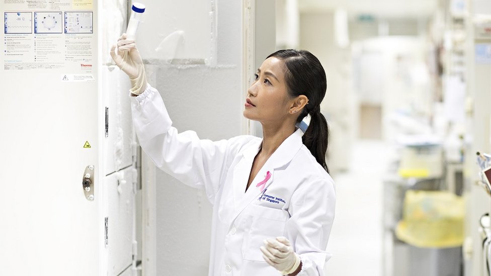 La doctora Li investiga las variantes genéticas del cáncer de mama.