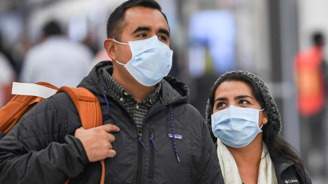 Con mascarillas paseaba esta pareja por el aeropuerto de Ciudad de México. (Foto Prensa Libre: Getty Images)