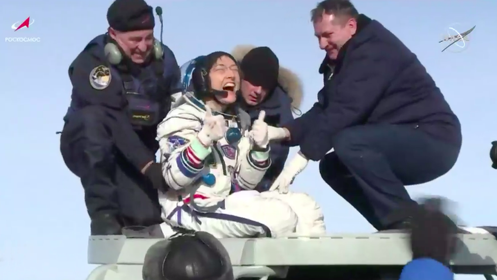 Christina Koch celebró con los pulgares hacia arriba mientras salía de la cápsula Soyuz. (Foto Prensa Libre: Nasa/Roscosmos)