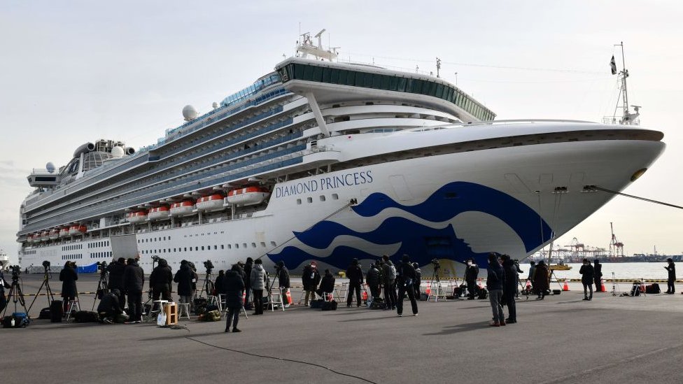 El crucero Diamond Princess está en cuarentena frente a la costa de Japón con 3.500 personas a bordo.