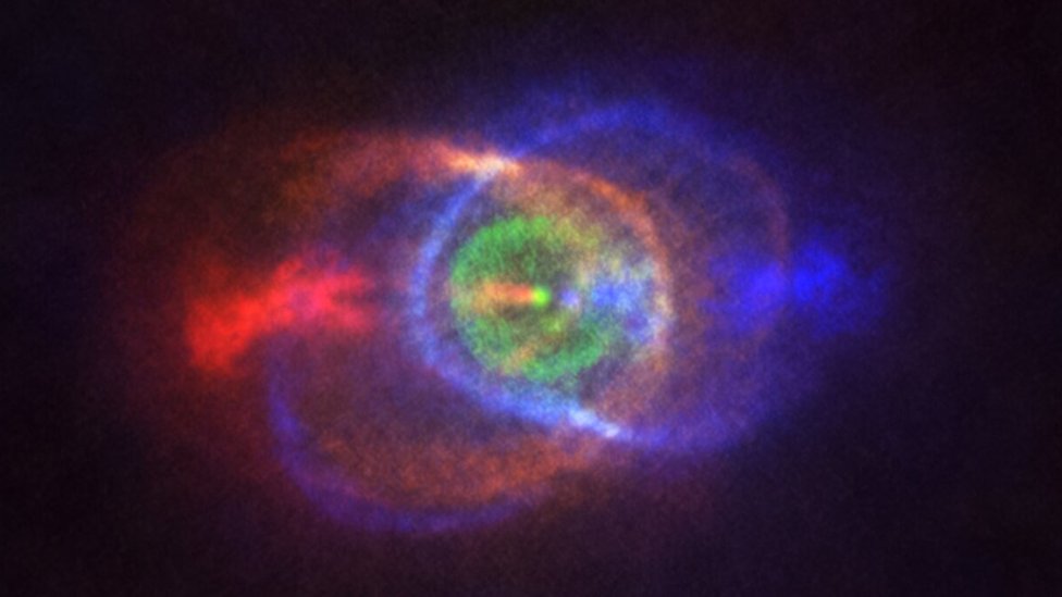 Las estrellas combatientes son el punto brillante en en medio de los anillos de colores. ALMA/ESO