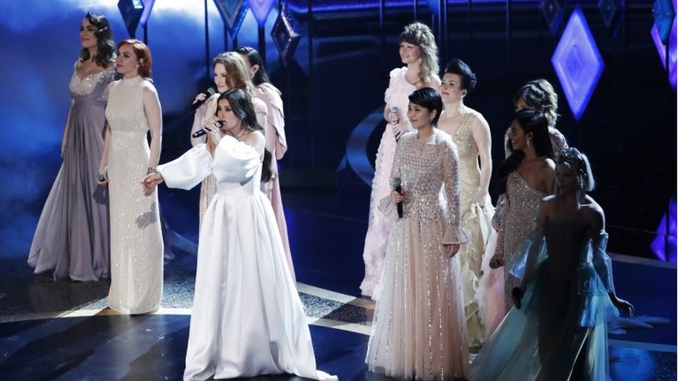 Nueve cantantes acompañaron a la estadounidense Idina Menzel en la interpretación de "Into the Unknow", el tema principal de Frozen 2. REUTERS
