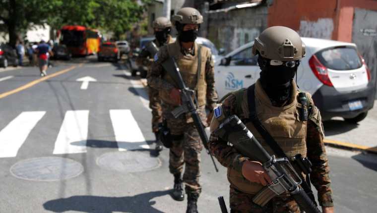 Militares con armas largas patrullaron en los alrededores del Congreso de El Salvador el fin de semana. REUTERS