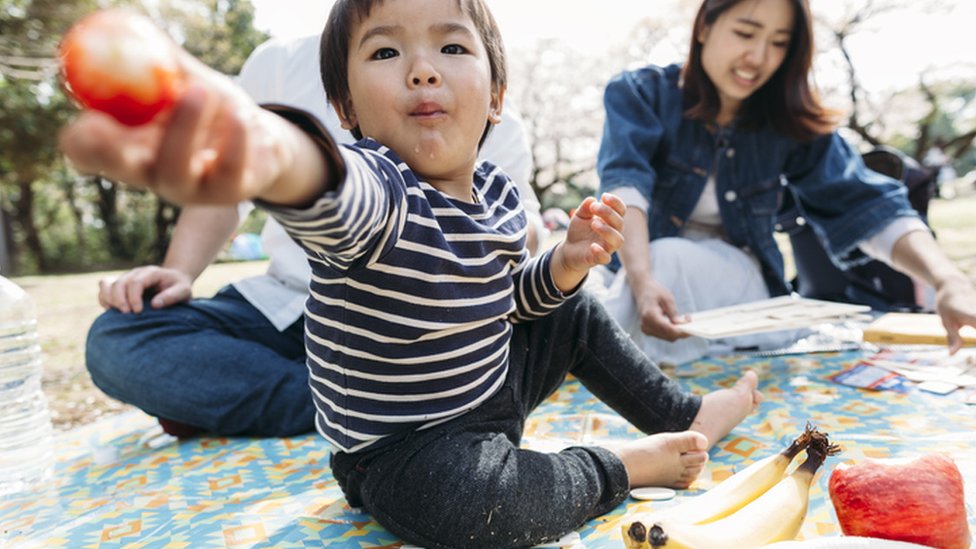 El estudio investigó el comportamiento de los bebés durante la hora de la comida para investigar las raíces del altruismo -que parecen empezar desde temprano. GETTY IMAGES
