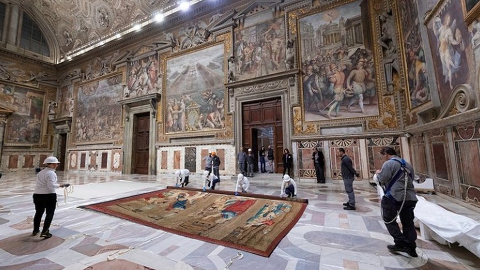 Por primera vez en la historia la Capilla Sixtina del Vaticano muestra en su posición original los diez tapices que diseñó el artista Rafael hace más de 500 años.