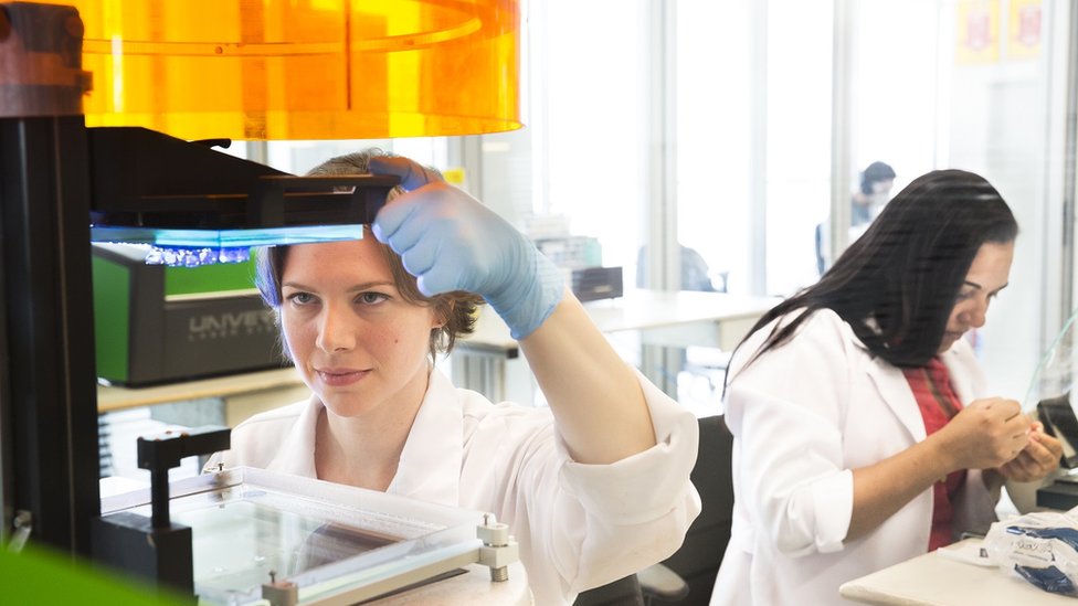 La mayoría de los audífonos se hacen con impresoras 3D. Foto:BBC Mundo Tecnología