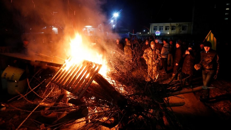 En Ucrania, la llegada de evacuados por el coronavirus causó protestas violentas.