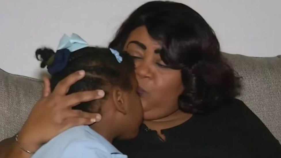 La llevaron a un centro de detención juvenil, donde tomaron sus huellas dactilares y fotos de ficha policial, dice Merlayn Kirkland, abuela de la niña. (Foto Prensa Libre: Merlayn Kirkland)