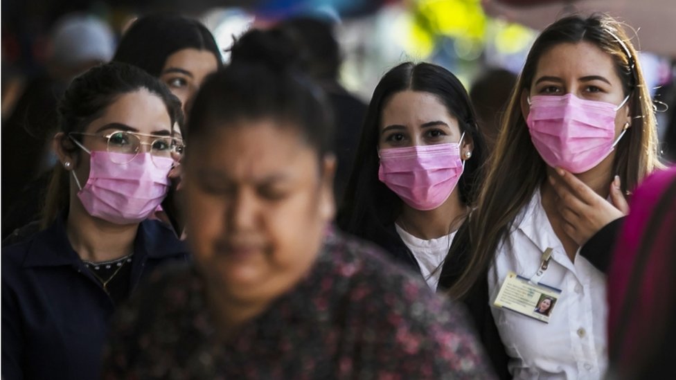 Tras conocerse el primer caso de coronavirus en México, muchos ciudadanos optaron por usar tapabocas para cubrirse nariz y boca por miedo a contagios. AFP