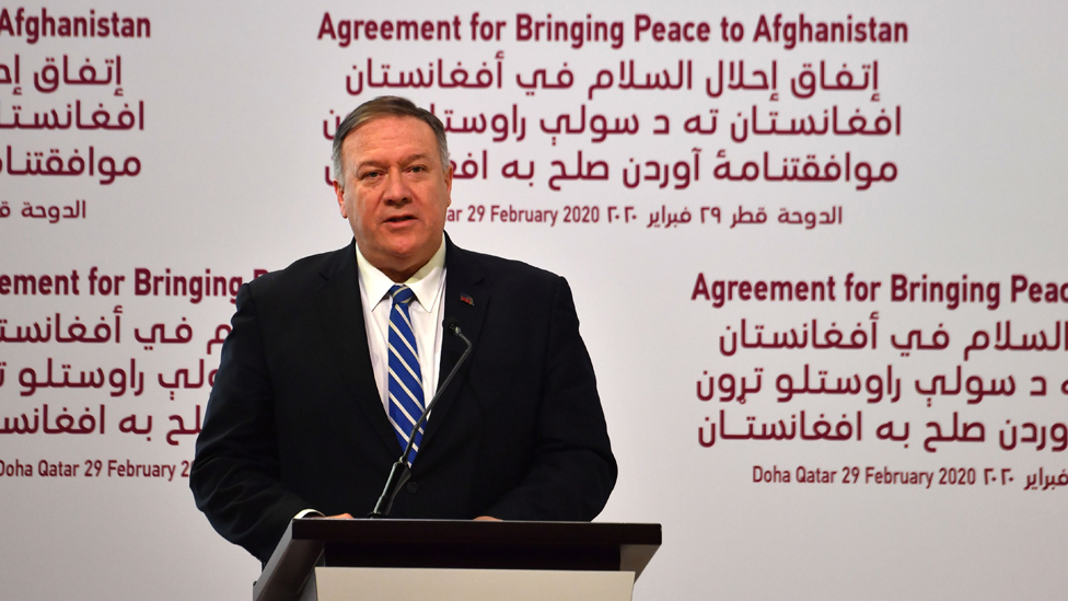 El secretario de Estado de EE.UU., Mike Pompeo, asistió a la firma del acuerdo en Qatar. (Foto Prensa Libre: AFP)