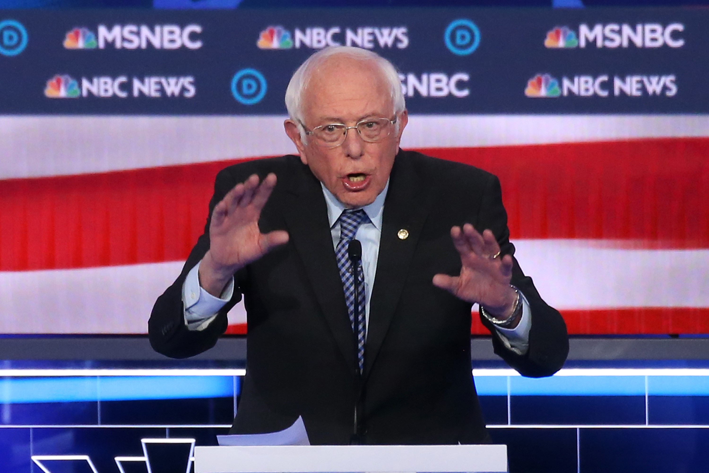 El precandidato presidencial demócrata, Bernie Sanders, habla durante el debate primario presidencial demócrata el 19 de febrero de 2020 en Las Vegas, Nevada. (Foto Prensa Libre: AFP)