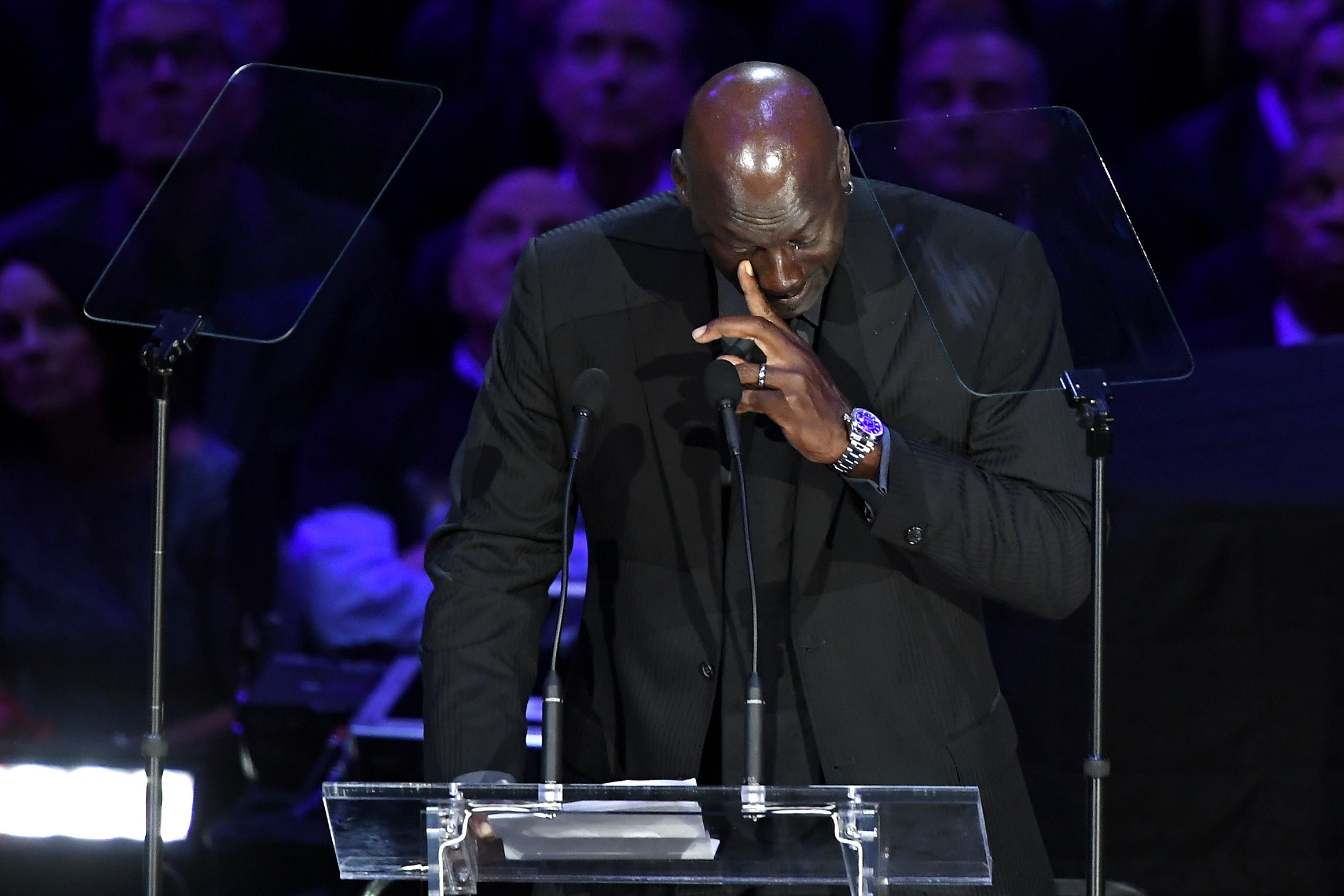 Michael Jordan durante su emotivo discurso en la ceremonia de homenaje a Kobe Bryant del 24 de febrero de 2020 en Los Ángeles. Foto Prensa Libre: AFP.
