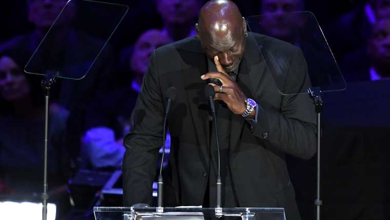 Michael Jordan durante su emotivo discurso en la ceremonia de homenaje a Kobe Bryant del 24 de febrero de 2020 en Los Ángeles. Foto Prensa Libre: AFP.