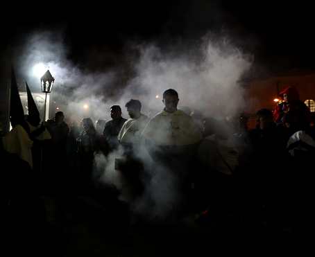 El humo del incienso agrega misticismo a la actividad. Foto Prensa Libre: Óscar Rivas