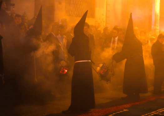 El escuadrón de nazarenos de la iglesia San Francisco ofrece incienso previo al paso de la imagen. Foto Prensa Libre: Óscar Rivas