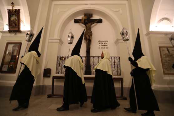 Con esta actividad la iglesia de Santo Domingo inicia sus actividades dentro de los cuarenta días de conversión y penitencia, según la religión católica. Foto Prensa Libre: Óscar Rivas
