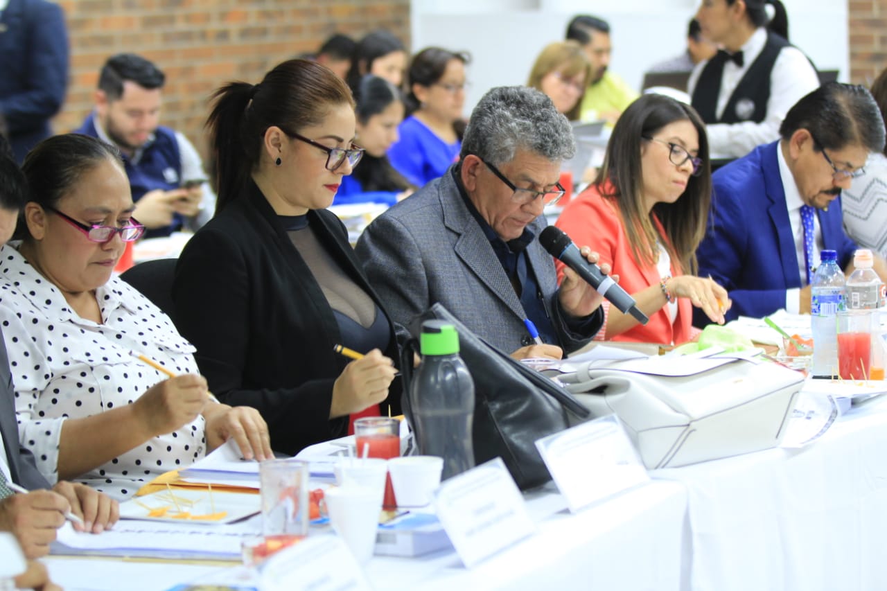Los comisionados emiten su voto a viva voz ya sea a favor o en contra de determinados candidatos. (Foto Prensa Libre: Byron García)