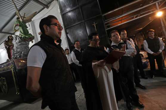 El párroco de la Basílica Menor de Nuestra Señora del Rosario, Fray Luis Roberto Aguilar OP, eleva una oración y permite que se realice el traslado. Foto Prensa Libre: Óscar Rivas