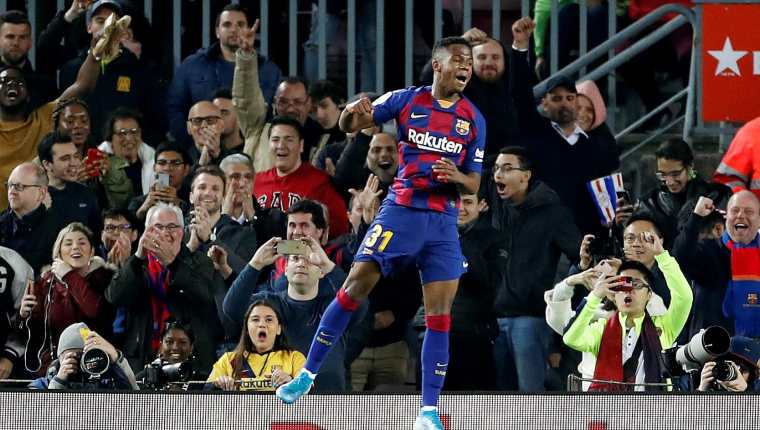 El delantero del FC Barcelona Ansu Fati celebra tras marcar el segundo gol contra el Levante. (Foto Prensa Libre: EFE)