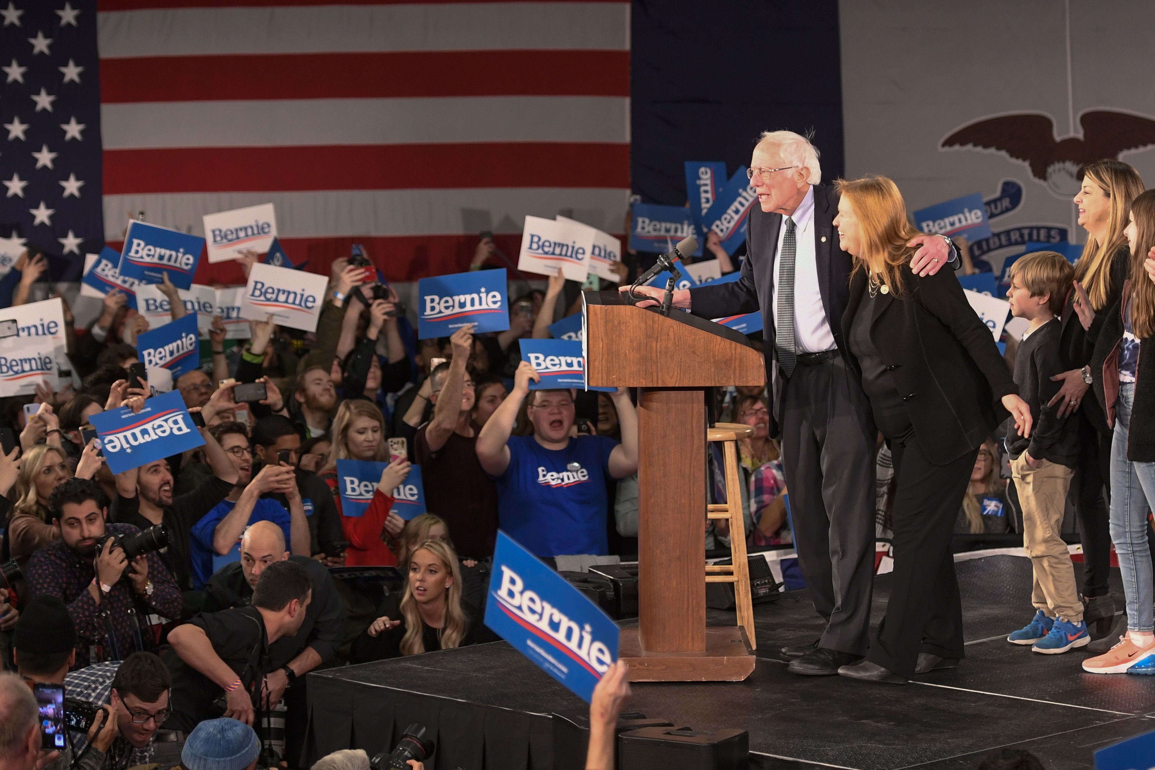 Bernie Sanders alegó una escasa ventaja pese a la falta de resultados oficiales. (Foto Prensa Libre: EFE)