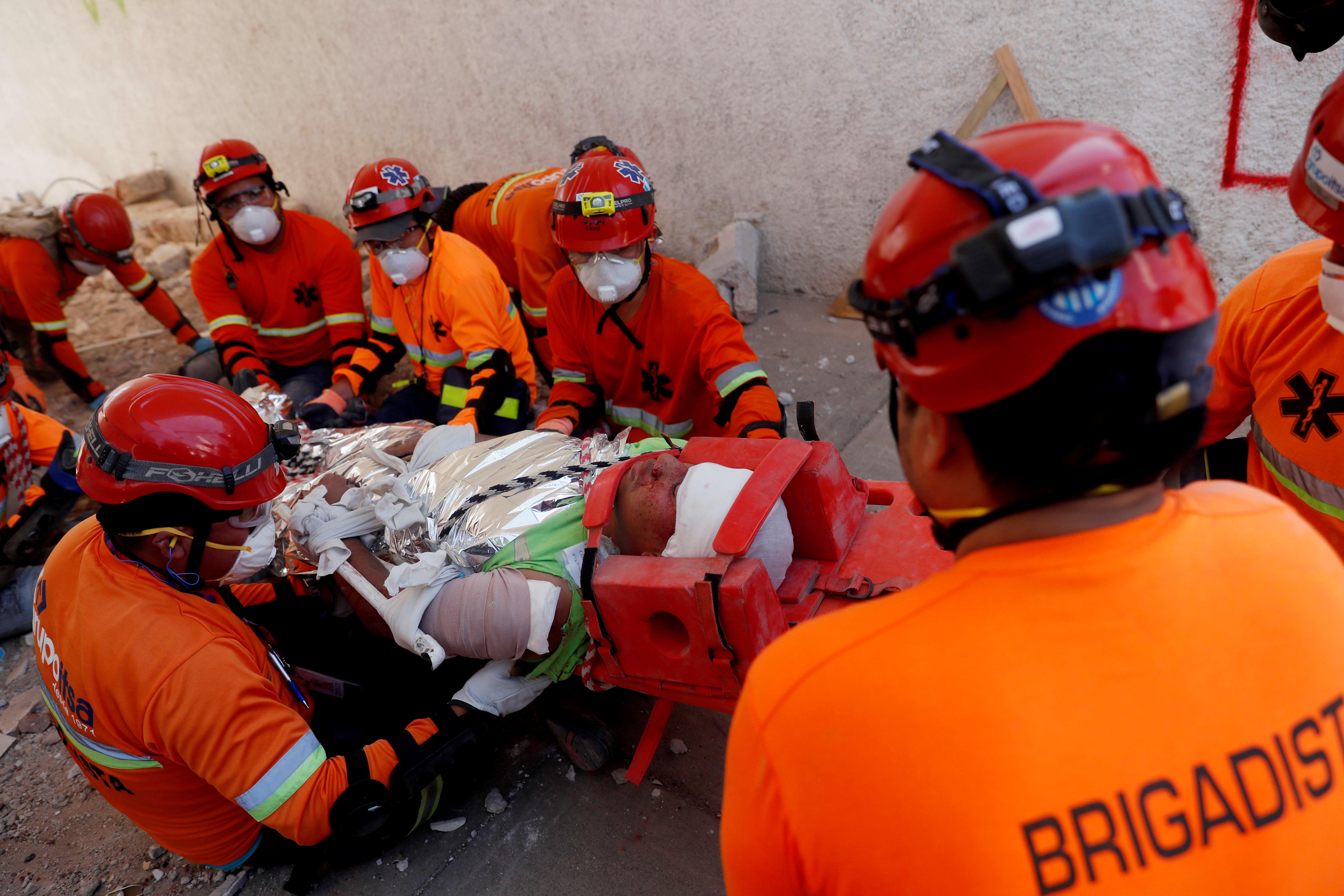 Bomberos participan en un simulacro de búsqueda y rescate durante un terremoto que dañó estructuras en la Ciudad de Guatemala. (Foto Prensa Libre: EFE)