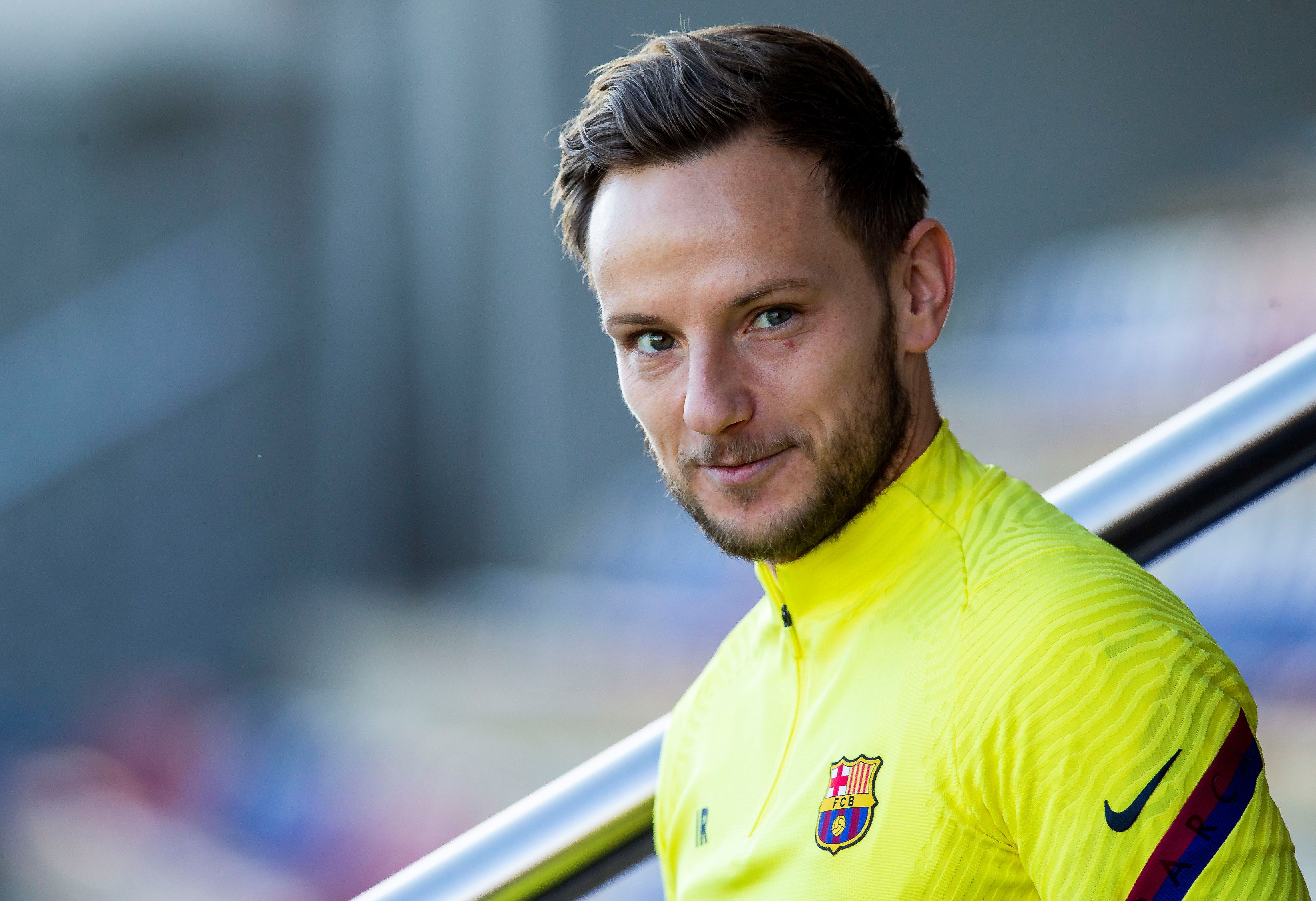 El centrocampista croata el FC Barcelona, Ivan Rakitic, disfruta de la compañía de su esposa e hijas en la cuarentena. (Foto Prensa Libre: EFE)