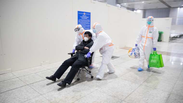  El número de muertos por el brote de coronavirus aumentó a 565 después de que las autoridades sanitarias de China confirmaron 73 nuevas muertes. La emergencia llegó a tal punto que las autoridades chinas construyeron varios hospitales para atender la emergencia. (Foto Prensa Libre: EFE)