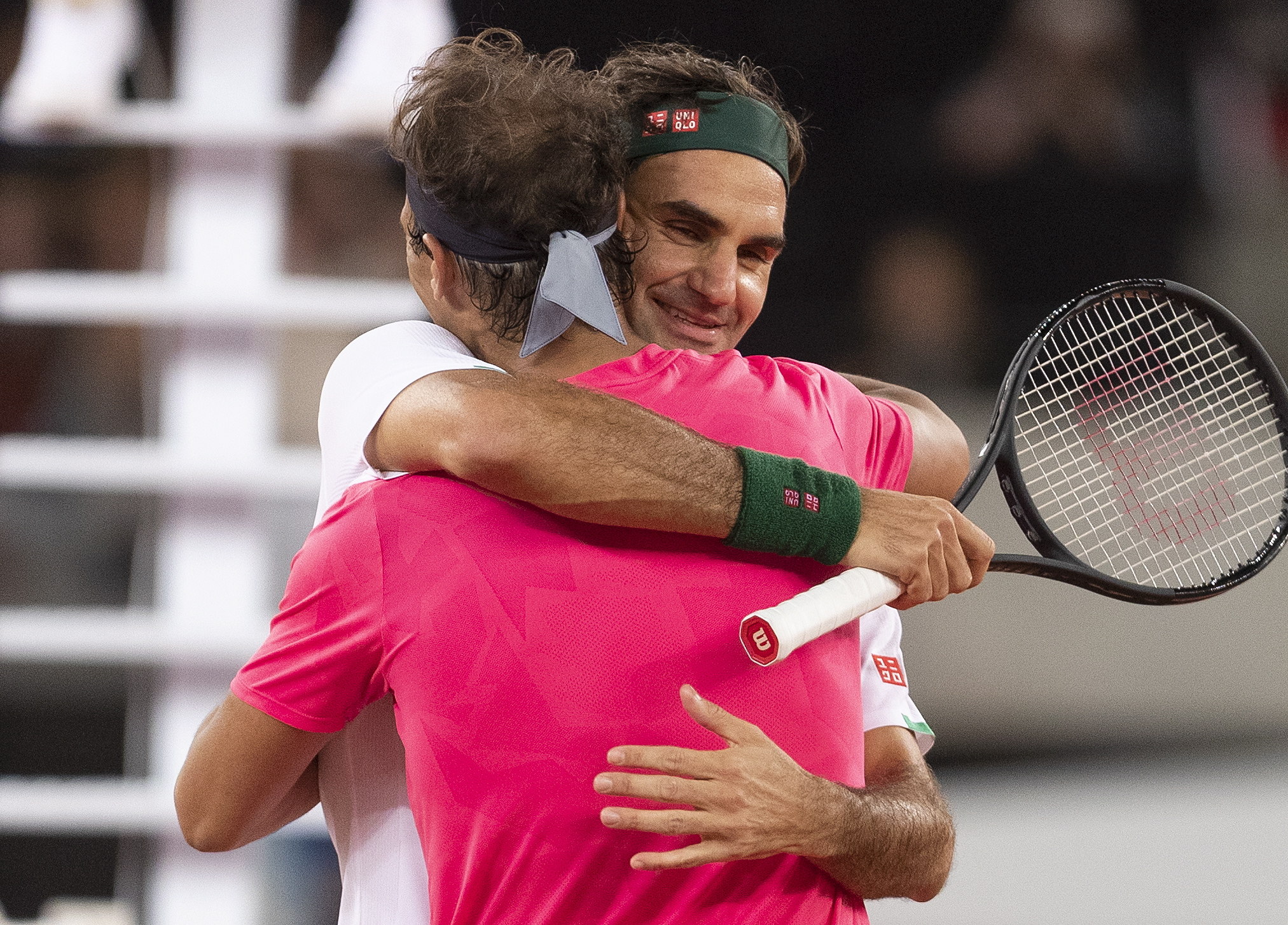 Roger Federer de Suiza (R) abraza a Rafael Nadal de España (L) después de ganar el evento benéfico Match in Africa Cape Town, Ciudad del Cabo, Sudáfrica, el 07 de febrero de 2020. (Foto Prensa Libre: EFE).