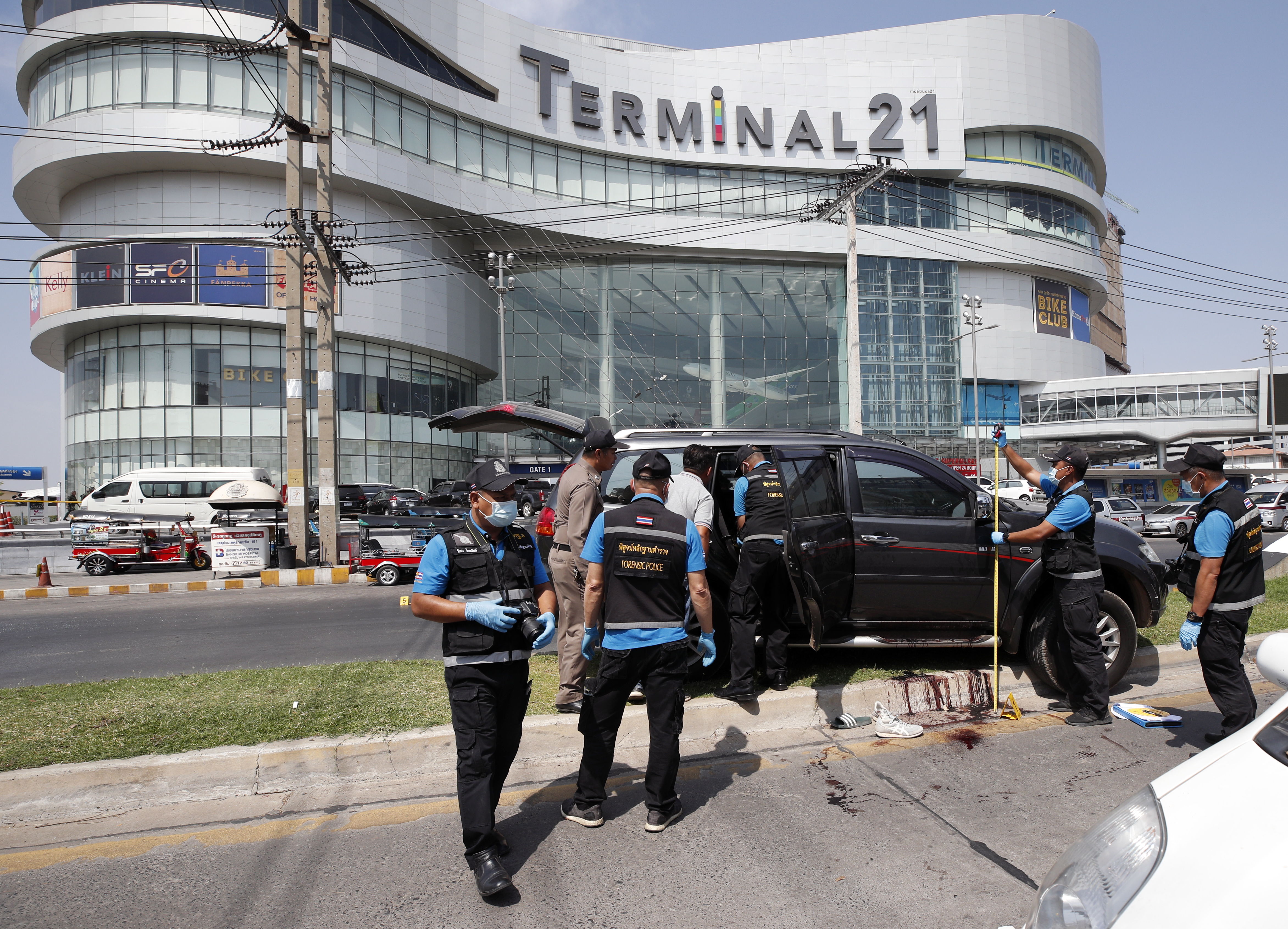 Policías inspeccionan el lugar del tiroteo frente a un centro comercial. (Foto Prensa Libre: EFE)