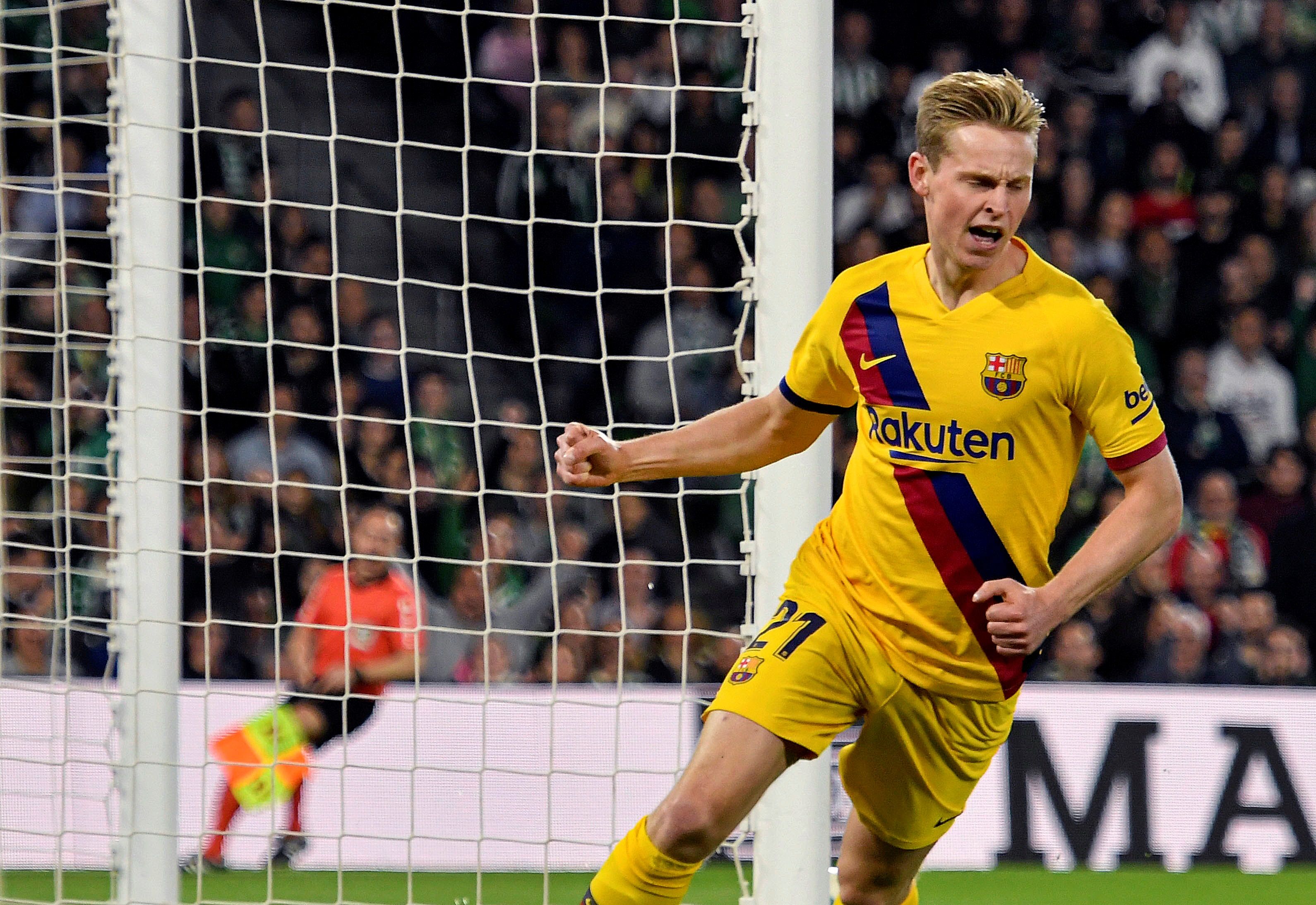 El centrocampista holandés del FC Barcelona Frenkie de Jong celebra su gol, el primero del equipo contra el Real Betis. (Foto Prensa Libre: EFE)