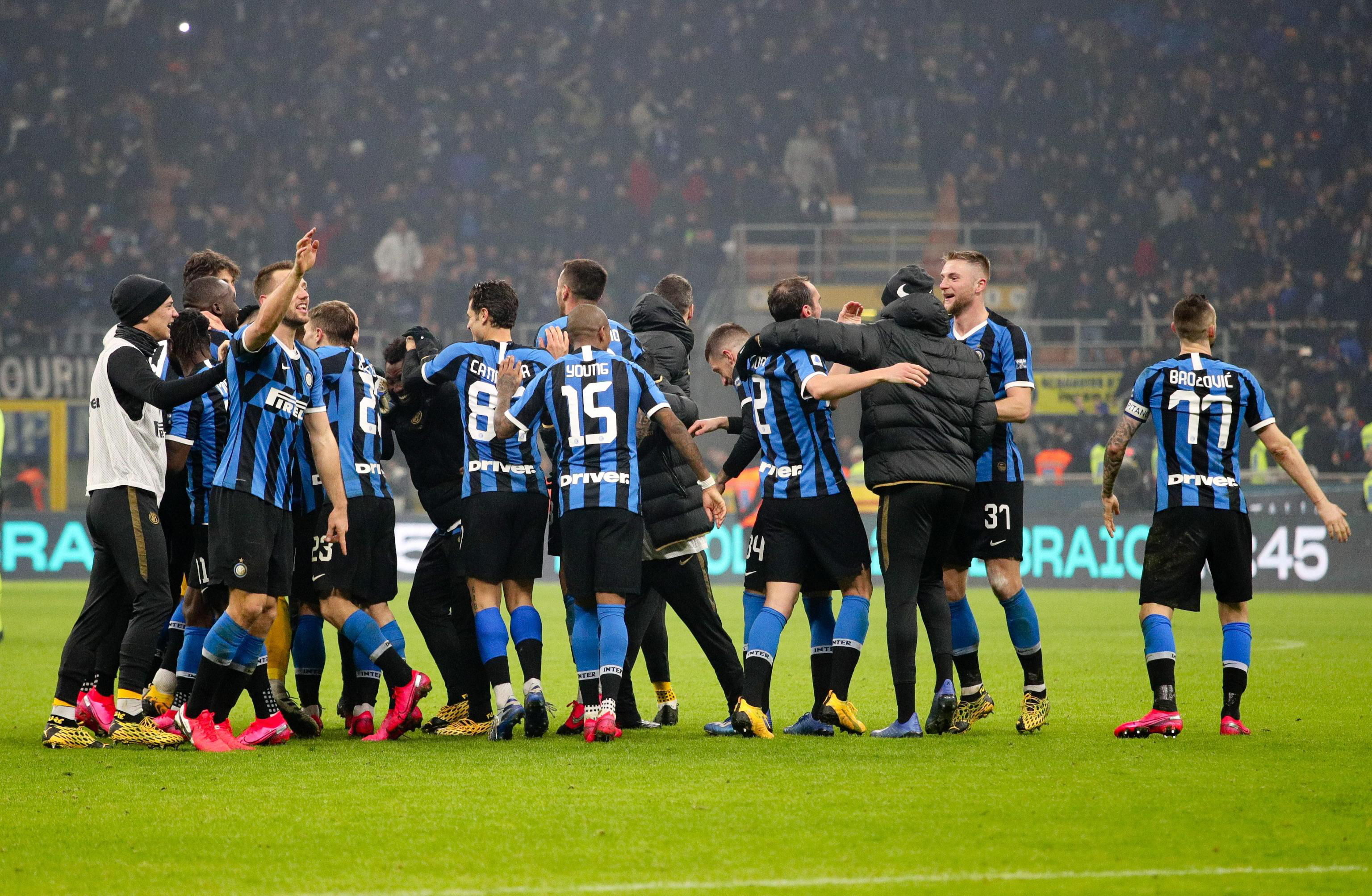  Jugadores del Inter celebran la victoria contra el AC Milan. (Foto Prensa Libre: EFE)