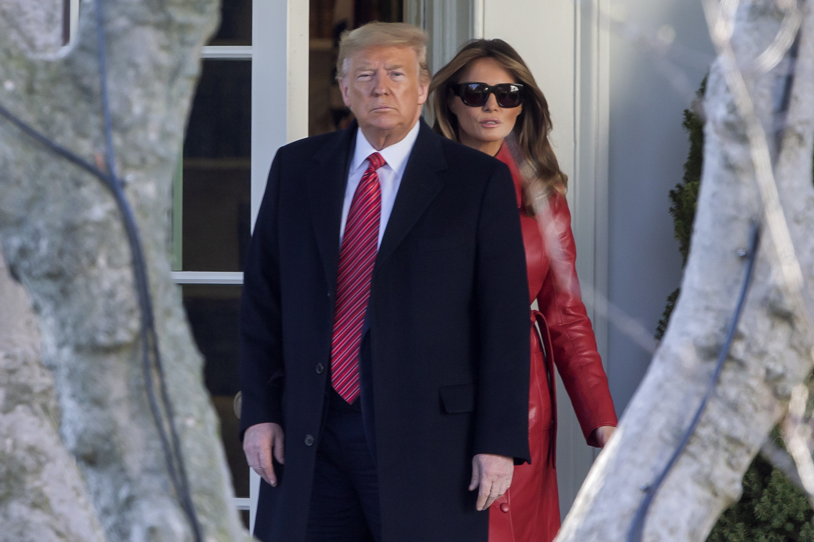 El presidente de EE. UU. Donald Trump y la Primera Dama Melania Trump caminan desde la Oficina Oval a Marine One en el South Lawn de la Casa Blanca en Washington. (Foto Prensa Libre: EFE)