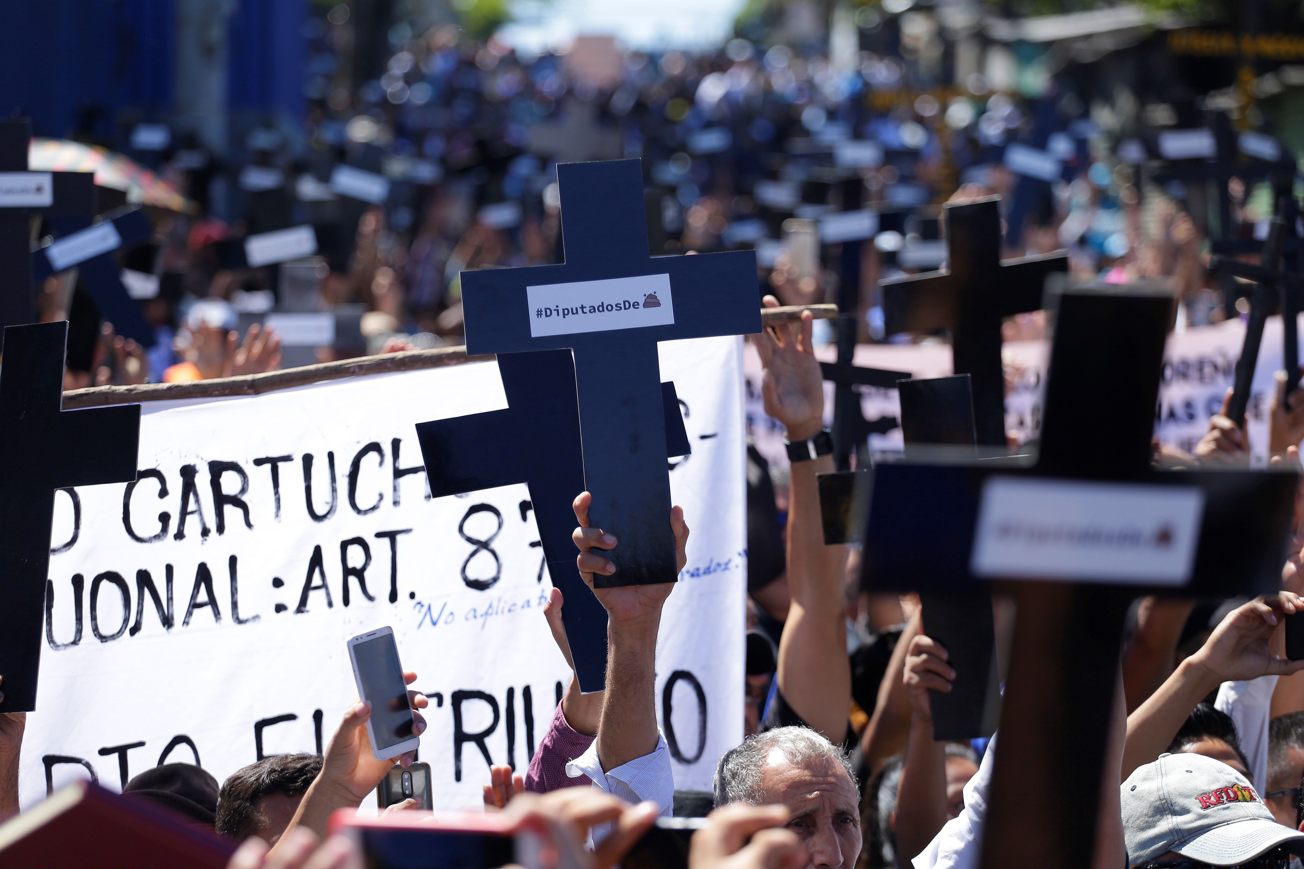 Los salvadoreños se manifestaron frente a la sede del Congreso de su país. (Foto Prensa Libre: EFE)