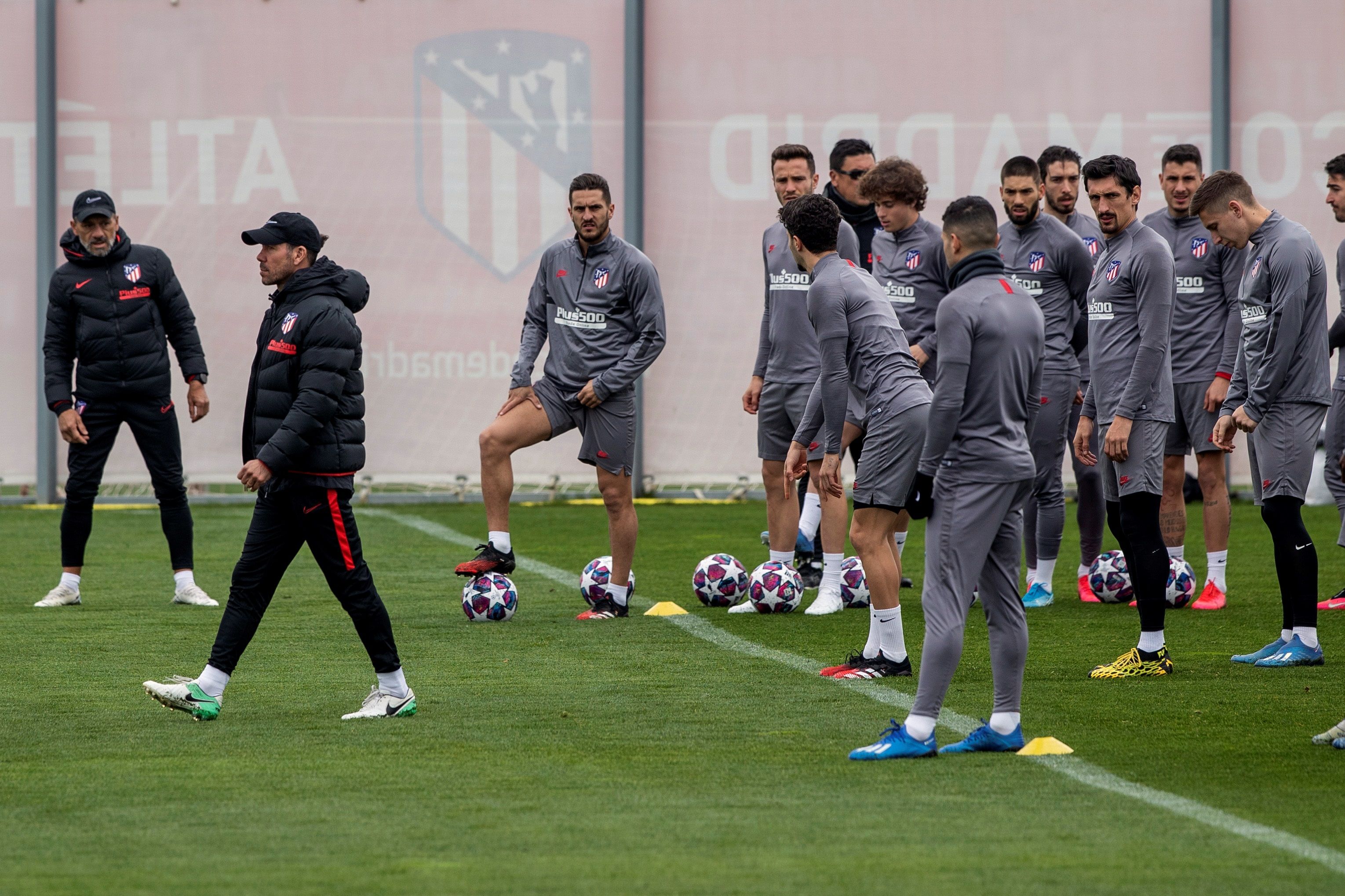 El entrenador argentino del Atlético de Madrid, Diego Pablo Simeone  prepara al equipo para recibir al Liverpool. (Foto Prensa Libre: EFE)
