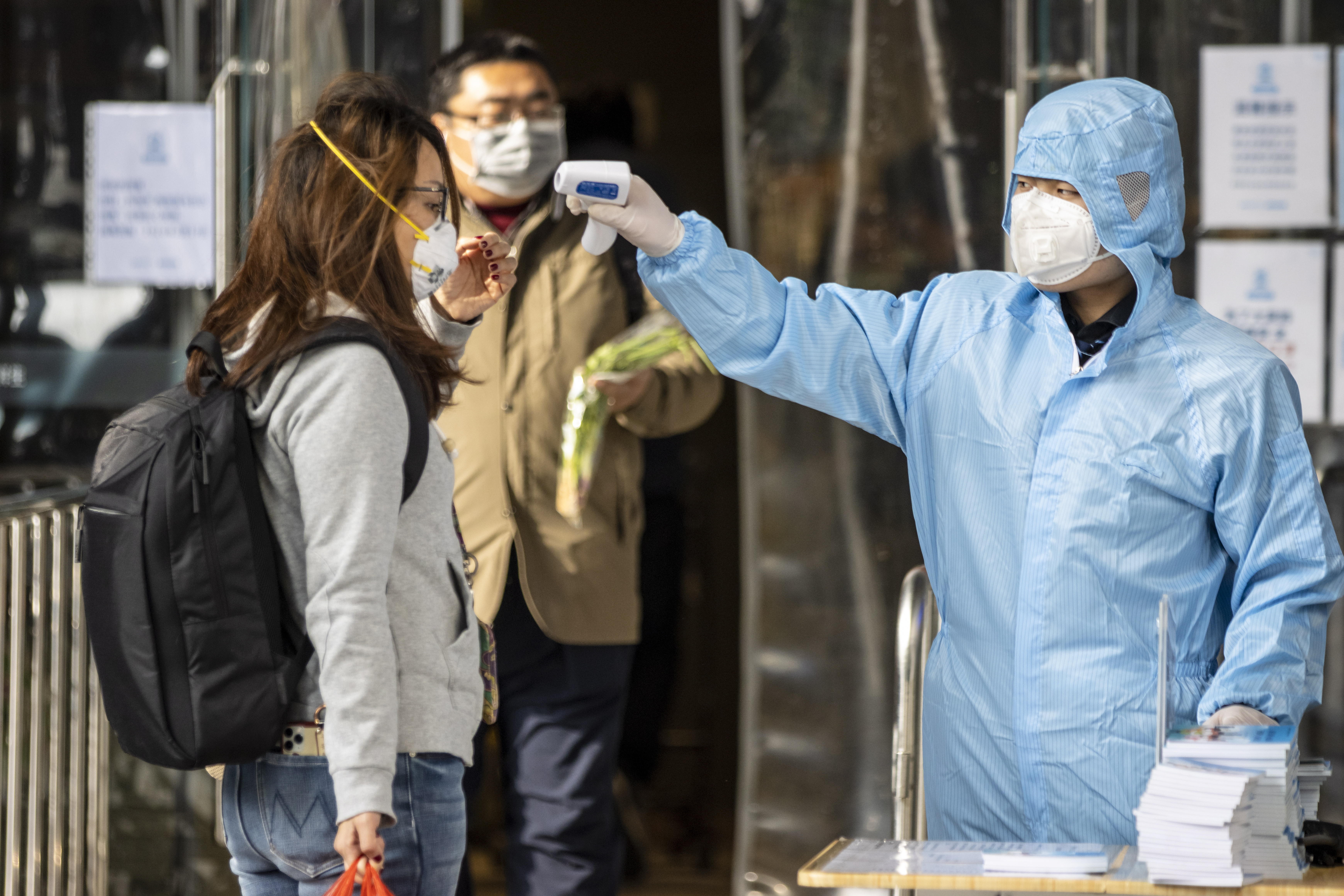 La población de China y varios países está obligada a utilizar mascarilla para protegerse. (Foto Prensa Libre: EFE)