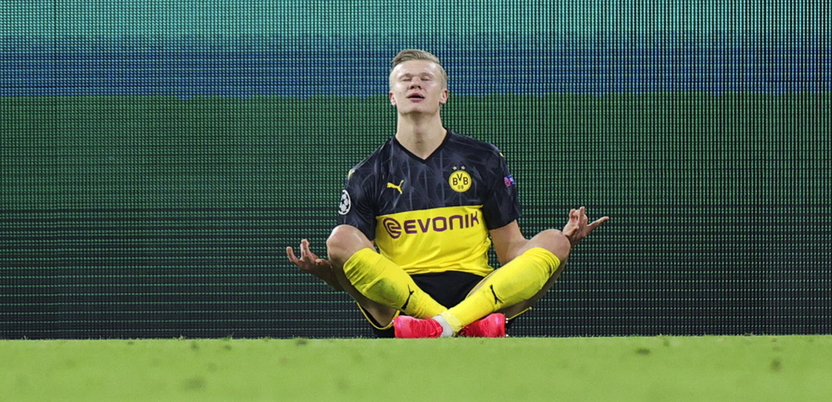 Erling Braut Haaland celebra uno de sus goles en la Champions para el Dortmund. (Foto Prensa Libre: EFE)