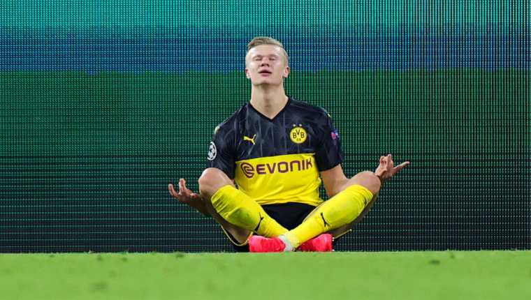 Erling Braut Haaland celebra uno de sus goles en la Champions para el Dortmund. (Foto Prensa Libre: EFE)