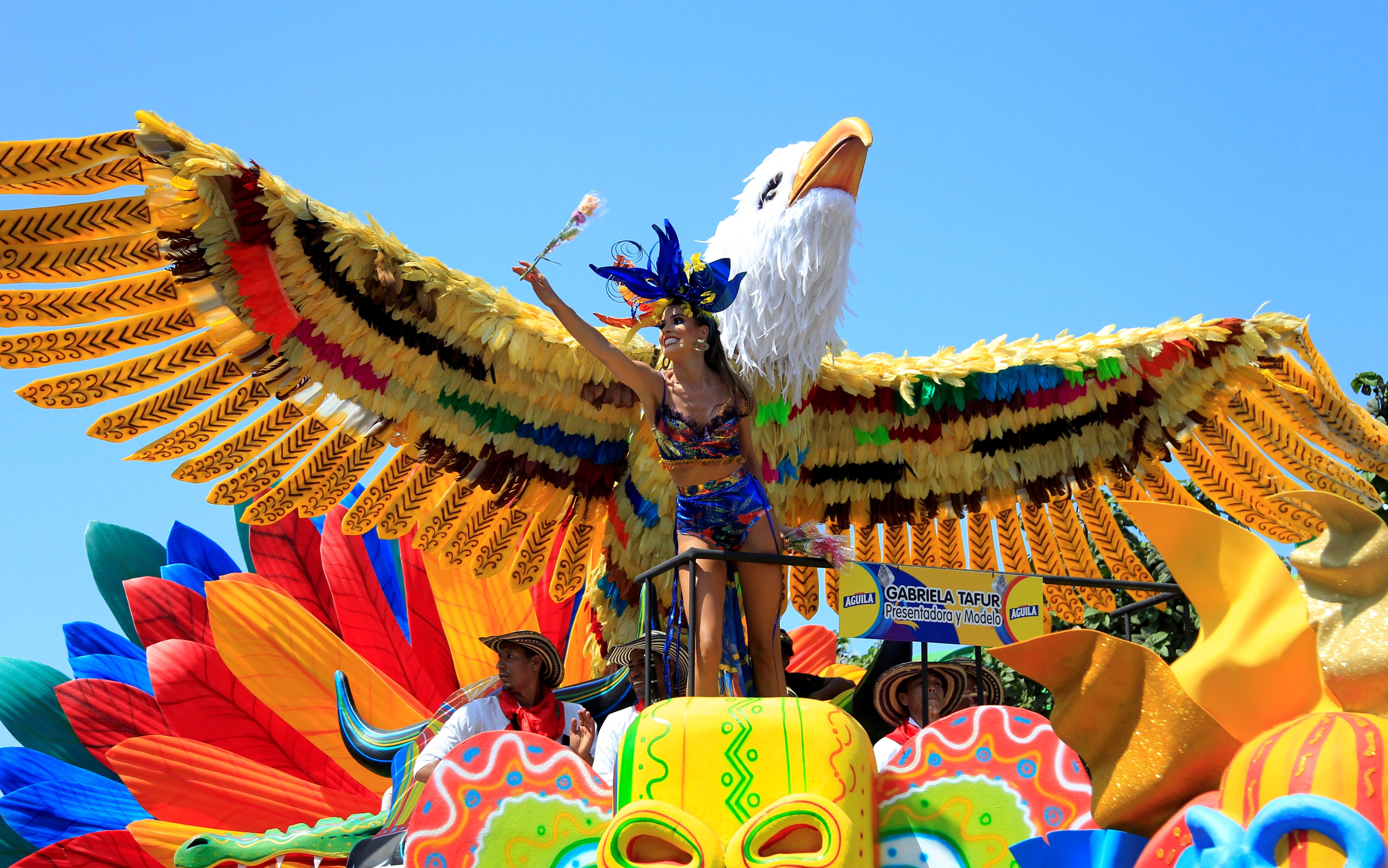 Una integrante de una comparsa desfila este sábado en la tradicional Batalla de Flores durante el primer día del Carnaval, en Barranquilla. Foto Prensa Libre: EFE