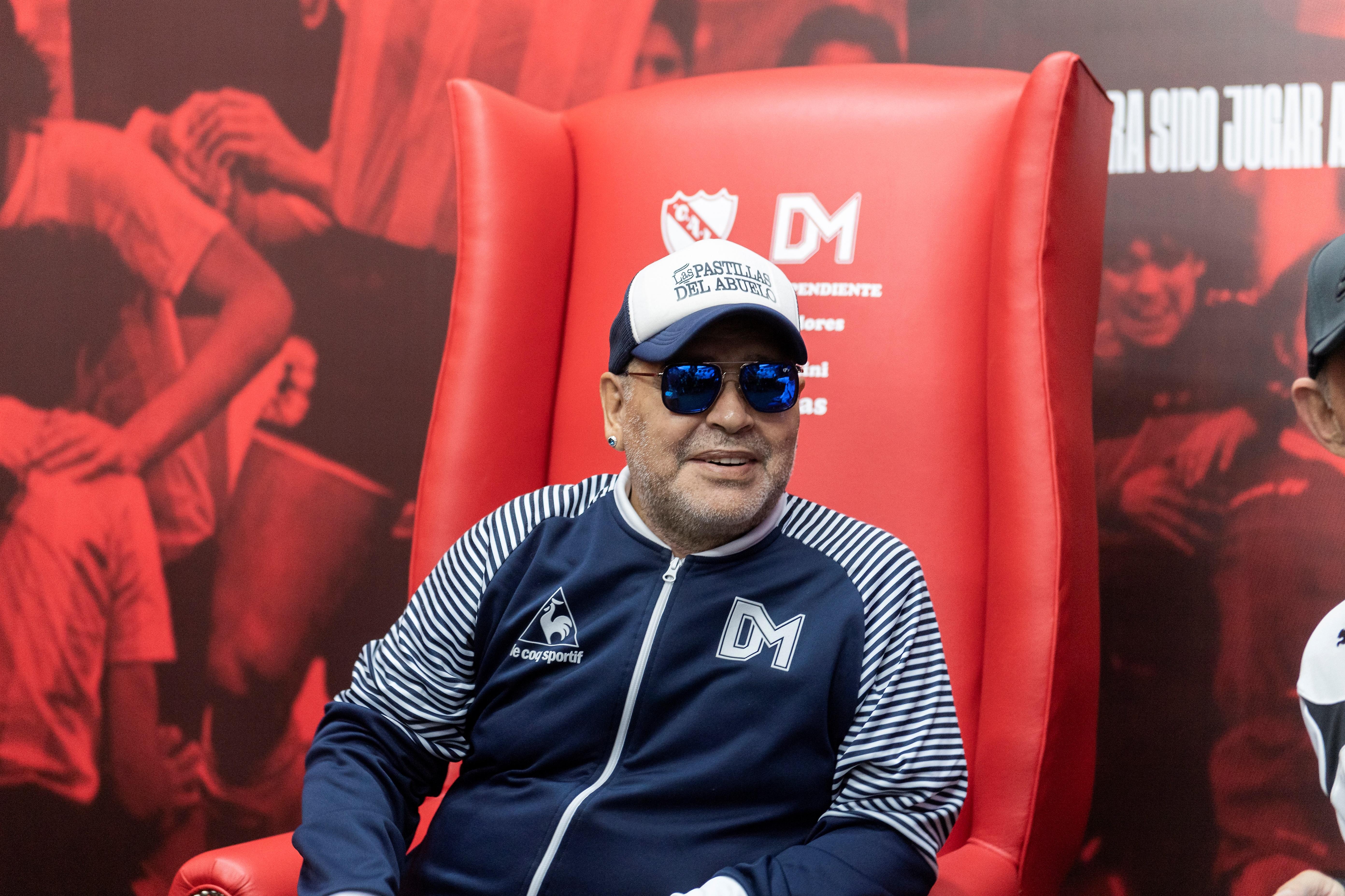 El director técnico de Gimnasia de la Plata Diego Armando Maradona, asegura que lo que él hizo en el Nápoli no lo podría hacer Messi. (Foto Prensa Libre: EFE)