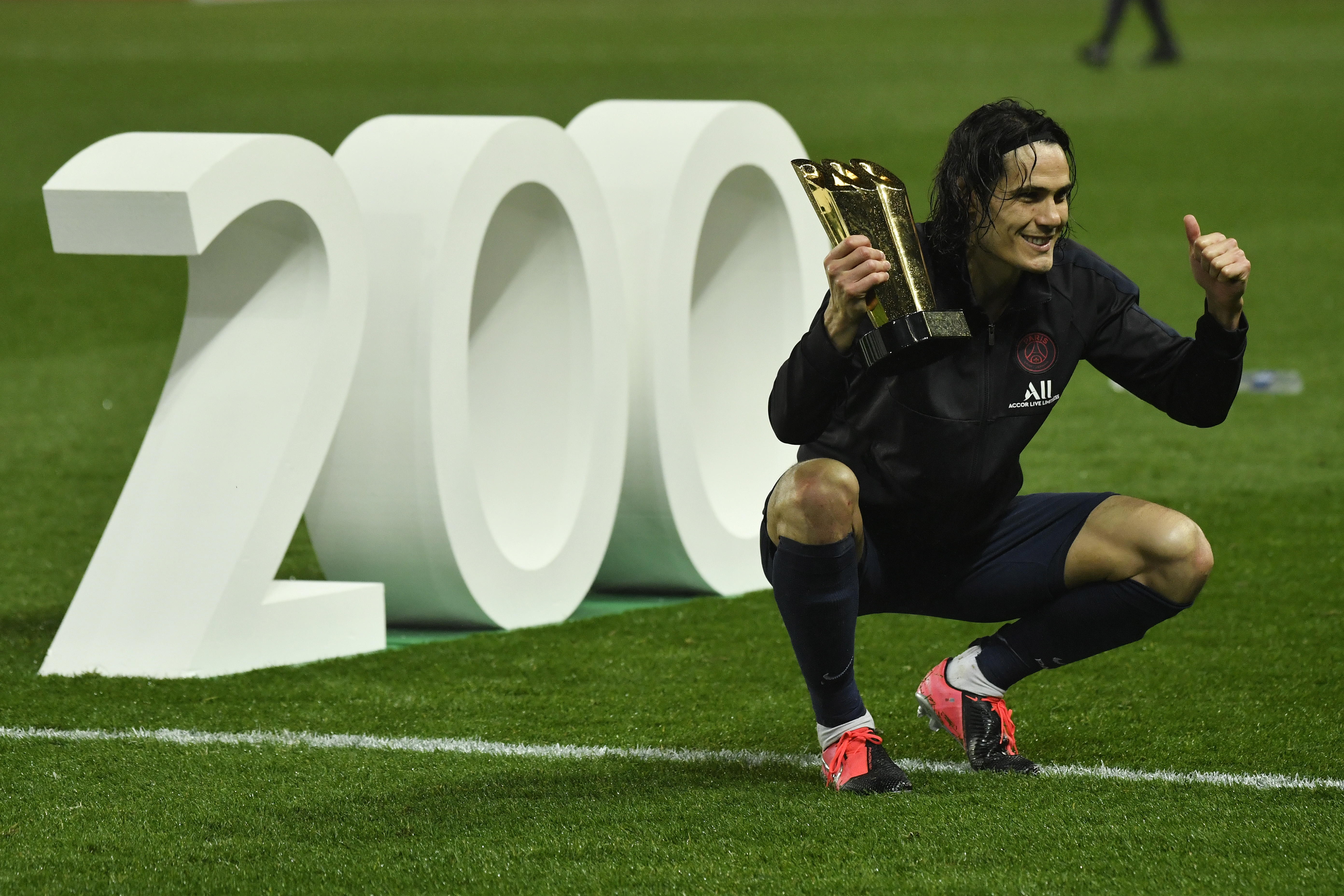 El delantero uruguayo Edinson Cavani celebra sus 200 goles con el PSG. (Foto Prensa Libre: EFE)