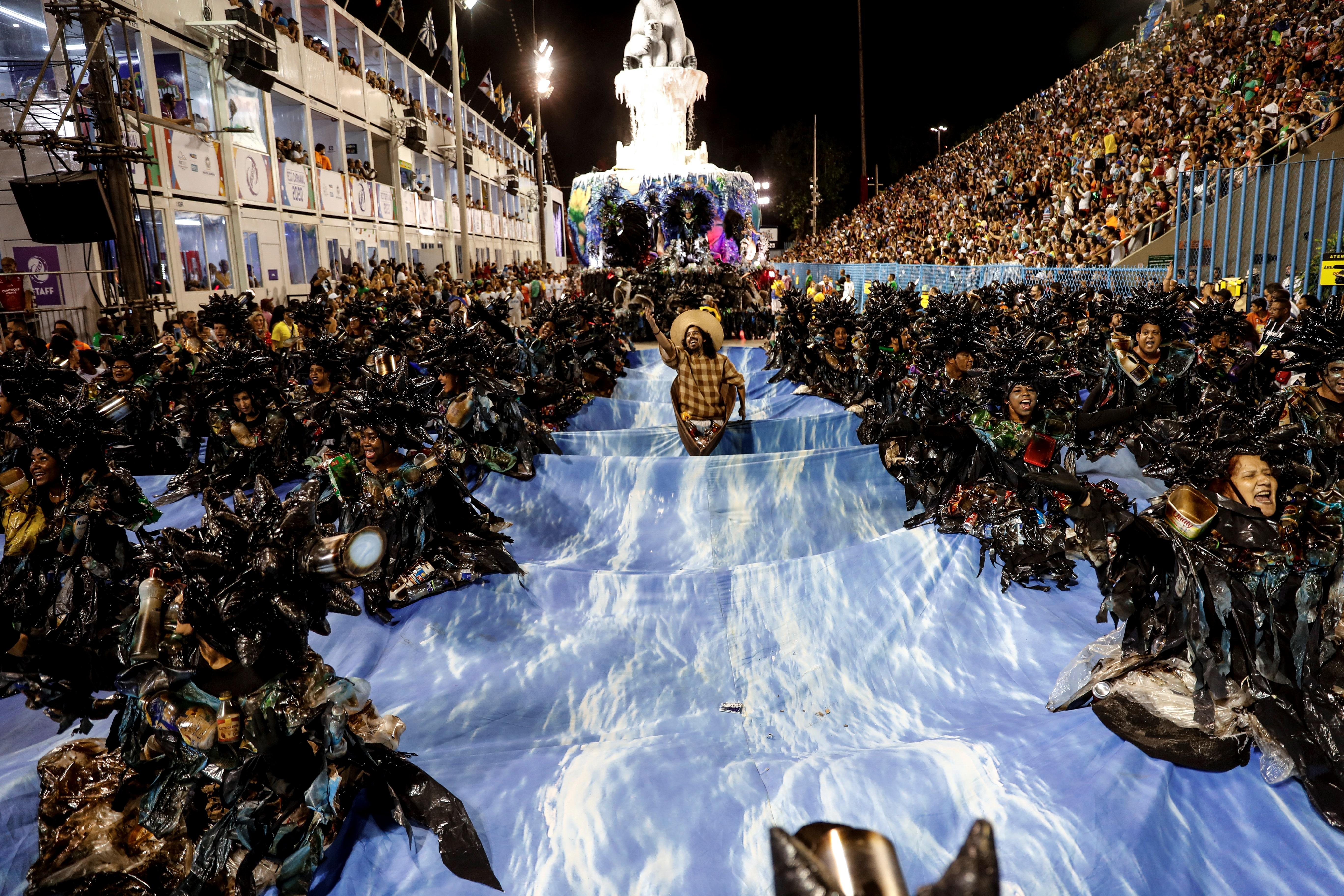 Dependiendo de la región, la música y baile se apoderan de los integrantes durante la celebración de Carnaval en varios países. Sambódromo en Río de Janeiro, Brasil. Fotografía Prensa Libre: EFE.
