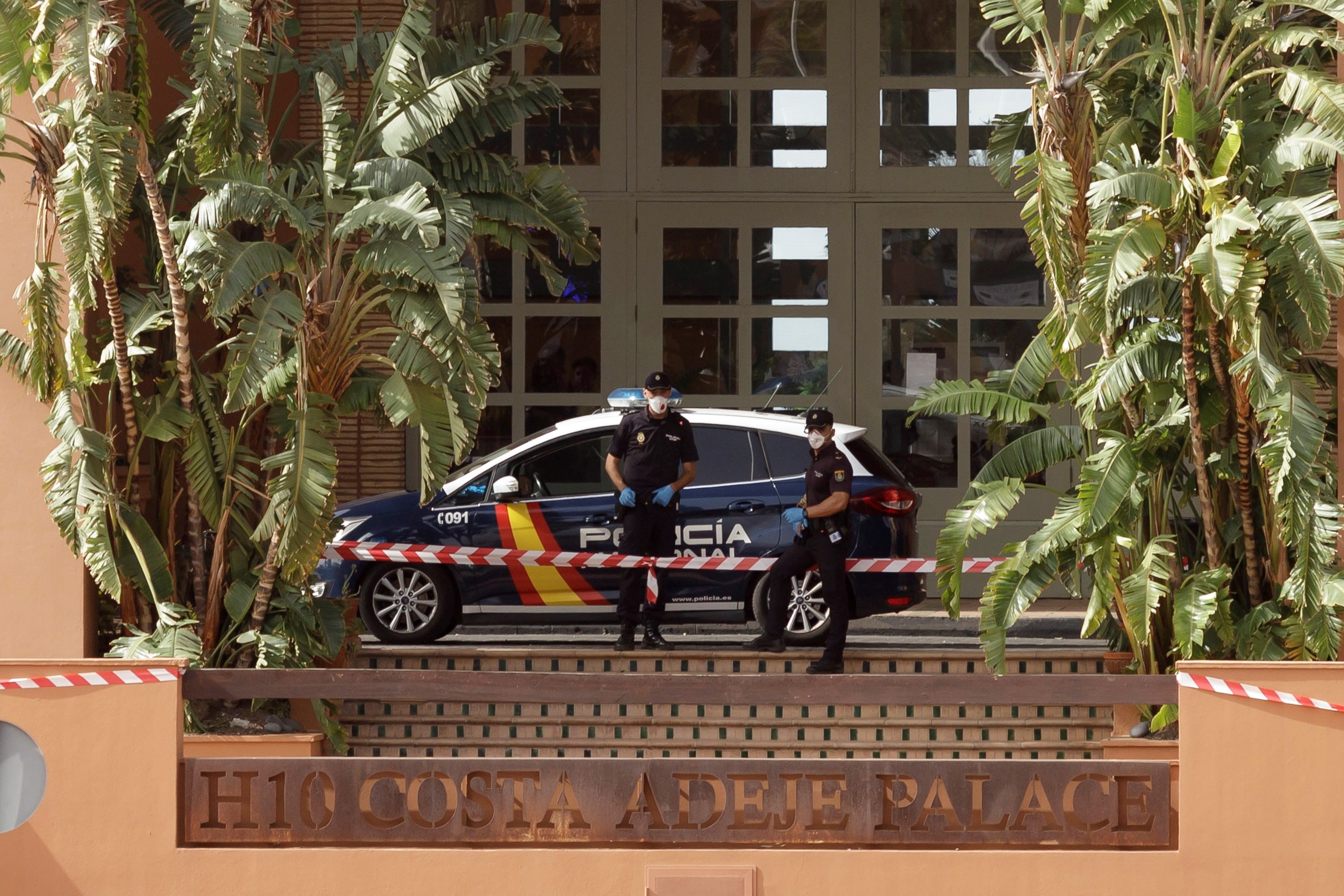 La Policía Nacional custodia un hotel en Adeje, Santa Cruz de Tenerife, este 25 de febrero, cuyos clientes y trabajadores se encuentran en vigilancia sanitaria, tras dar positivo en coronavirus de Wuhan un ciudadano italiano que se hospedaba en el establecimiento. (Foto Prensa Libre: EFE).