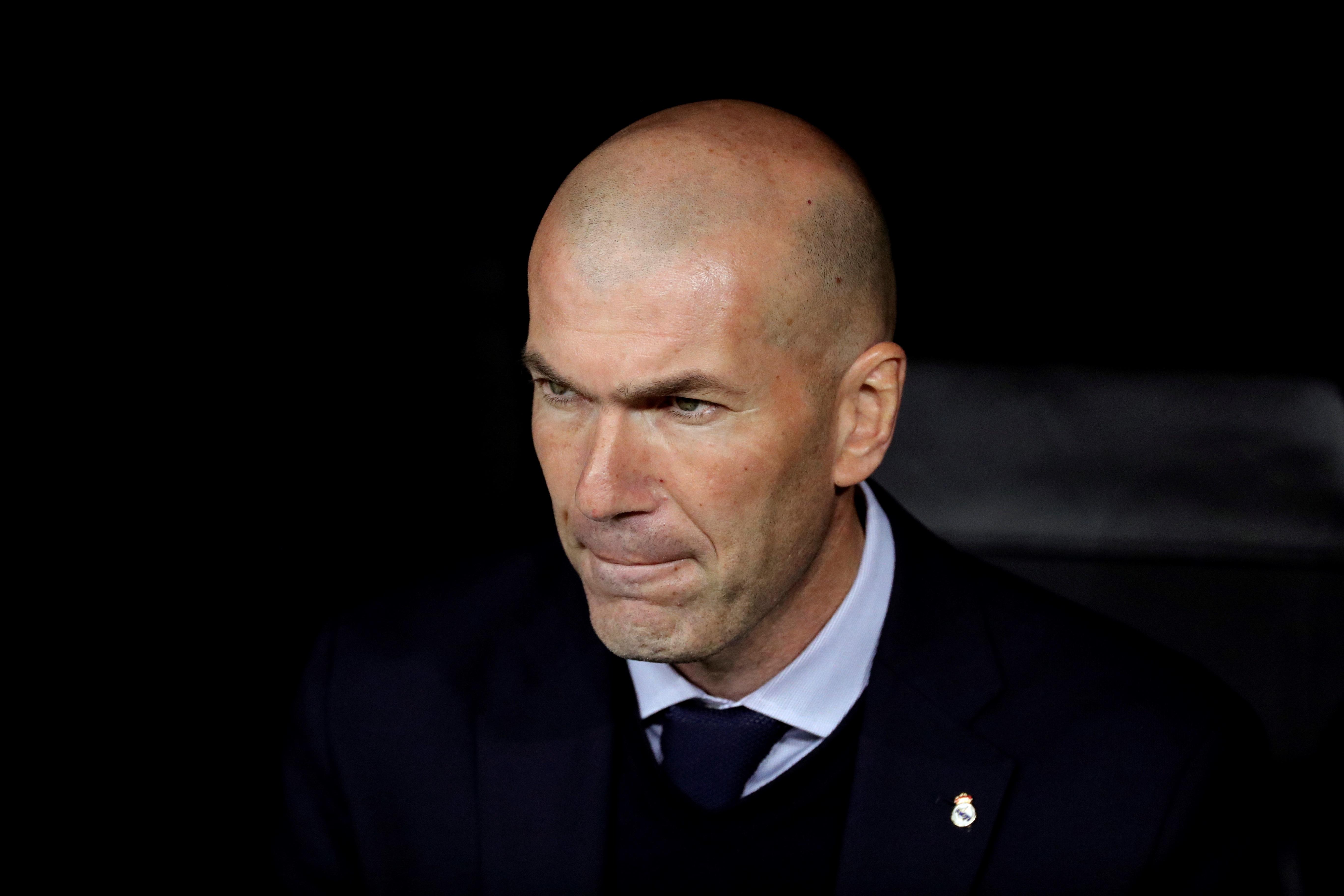 El entrenador del Real Madrid, Zinedine Zidane, no le agradó nada la derrota de su club. (Foto Prensa Libre: EFE)