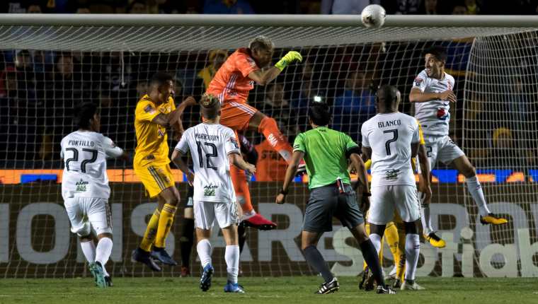 Nahuel Guzmán (c) portero de Tigres de México remata el balón en una jugada ante Alianza FC del Salvador. (Foto Prensa Libre: EFE)
