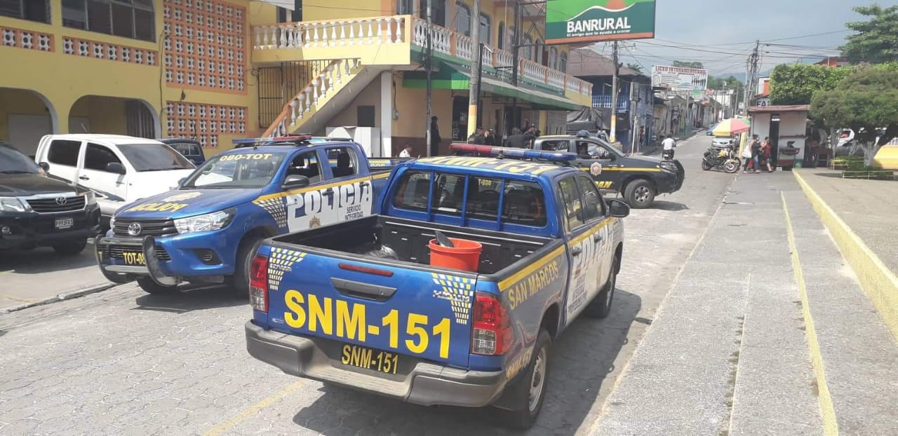 Los restos del supuesto delincuente linchado fueron trasladados a San Pablo, San Marcos, y posteriormente a la morgue de Malacatán. (Foto Prensa Libre: Whitmer Barrera)