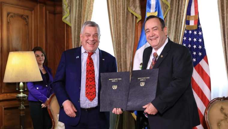 Michael Kozak, subsecretario de Estado de Estados Unidos, y Alejandro Giammattei, presidente de Guatemala. (Foto Prensa Libre: Presidencia)